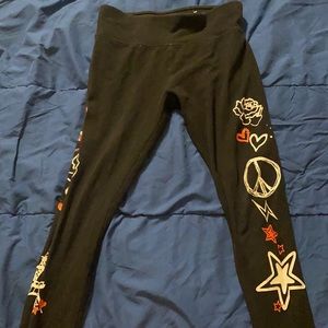 size 7 black leggings, details in pics might appear smaller (no refunds)